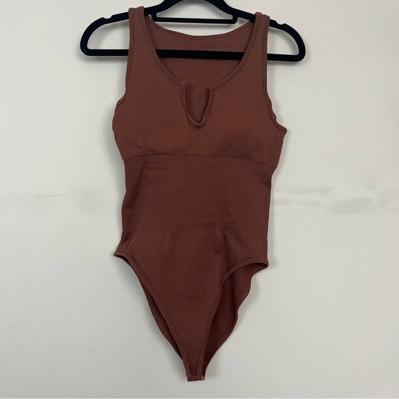 NWOT NOTCH NECK RIBBED SEAMLESS PADDED SLEEVELESS BODYSUIT IN BROWN SIZE MEDIUM - Picture 13 of 16